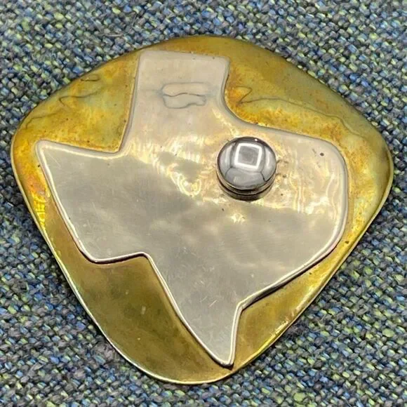 Handcrafted Silver Tone Texas Clear Glass Stud on Hammered Brass Brooch - Picture 4 of 16